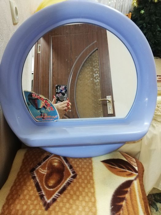 Зеркало с полочкой для ванной комнаты.