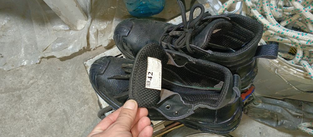 Продам спец обувь