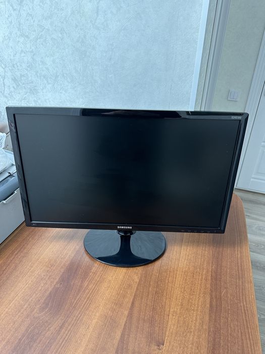 Монитор Samsung S24D300H