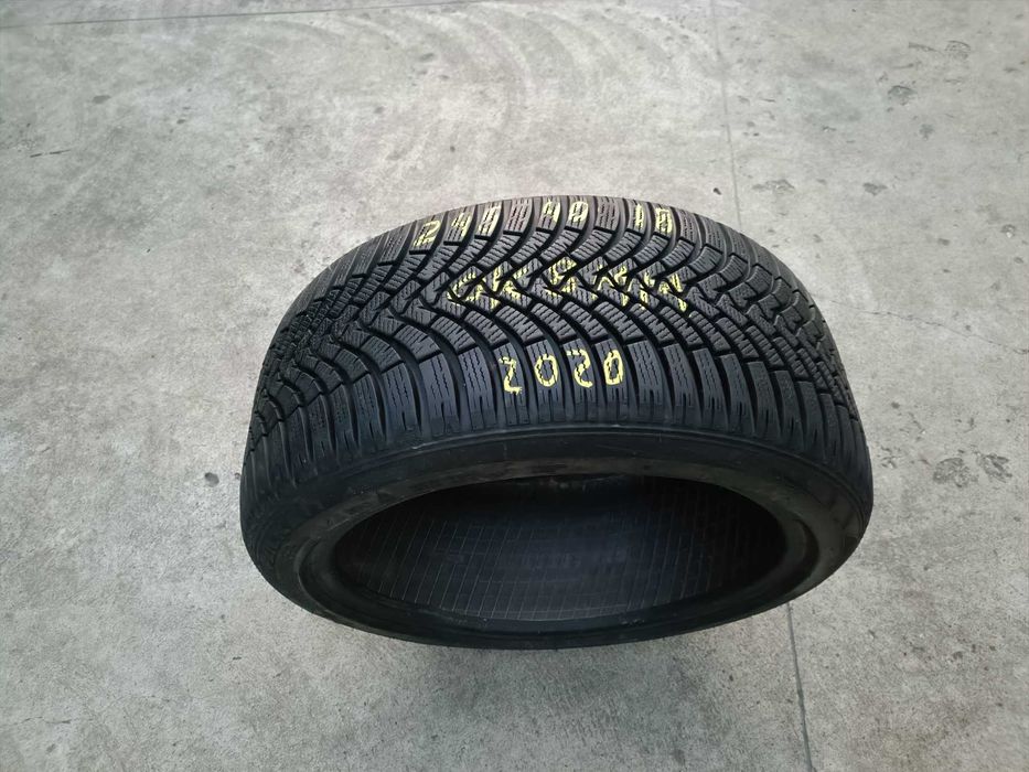 O anvelopa de  iarna 245 40 18 Falken eurowinter HS01 cu 8 mm 2020