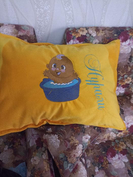 Подушки с вышивками,