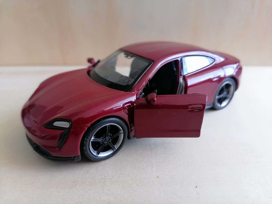 Порше Тайкан Турбо С в мащаб 1:34