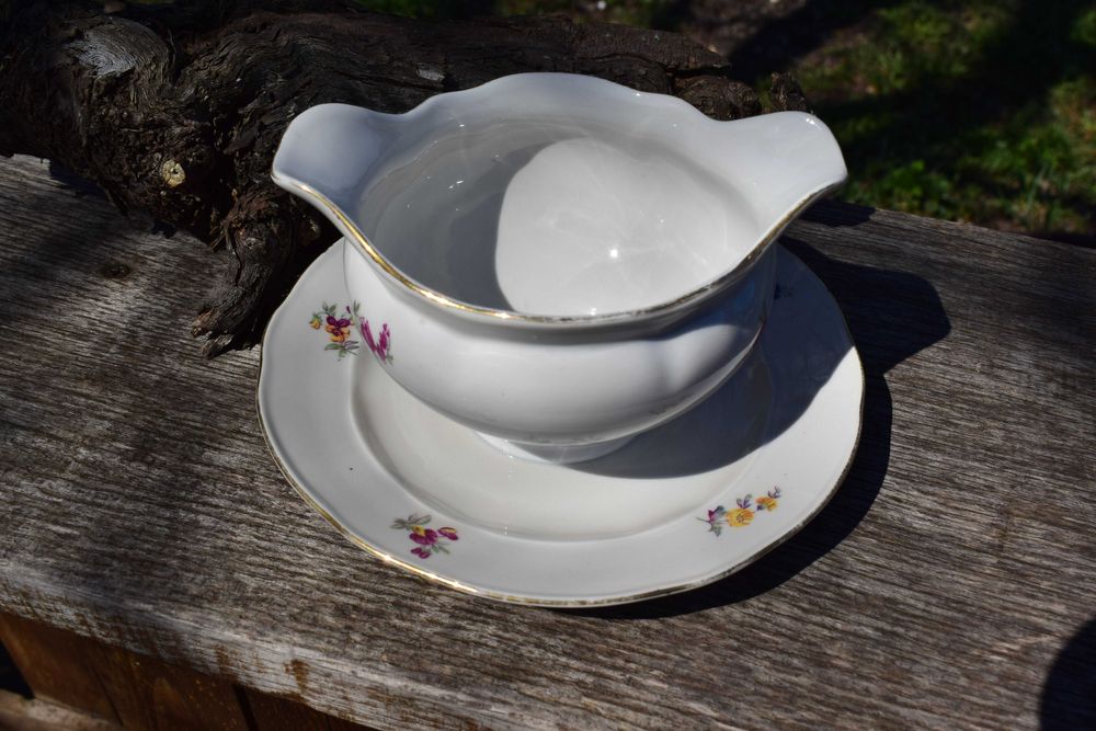 Стара порцеланова сосиера