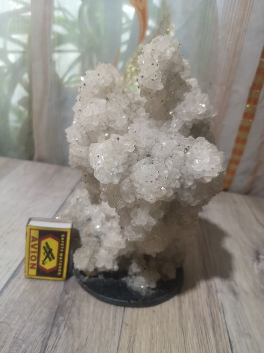 Друза горного хрусталя. Белый кварц