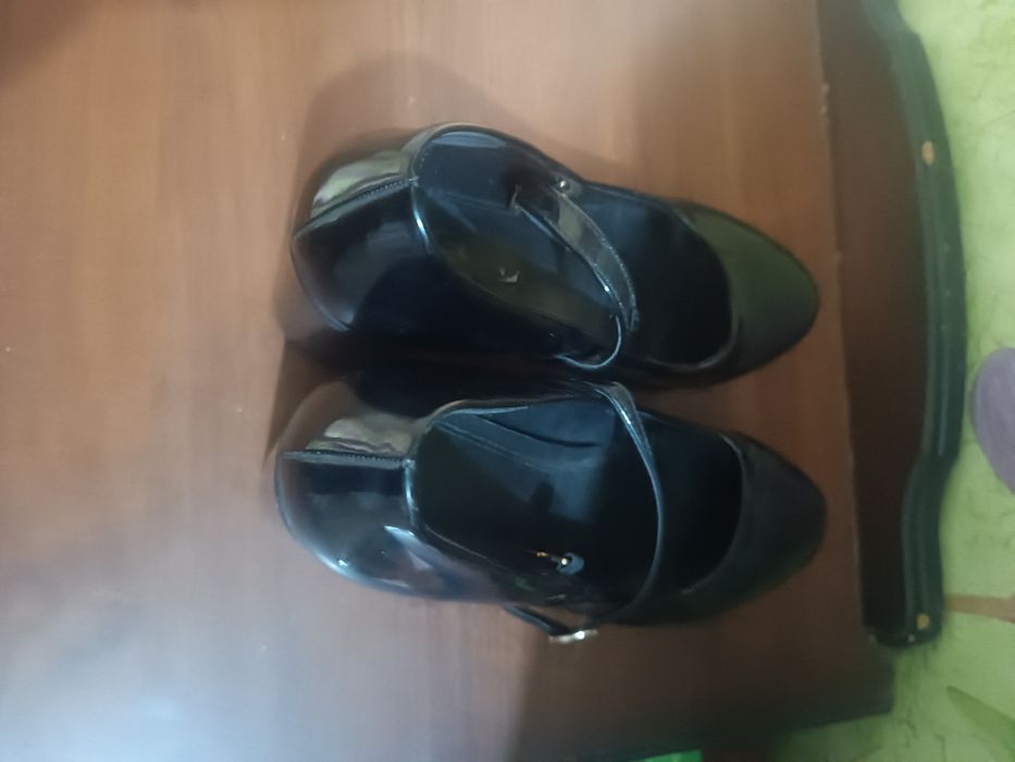 Срочно продаю женские туфли.