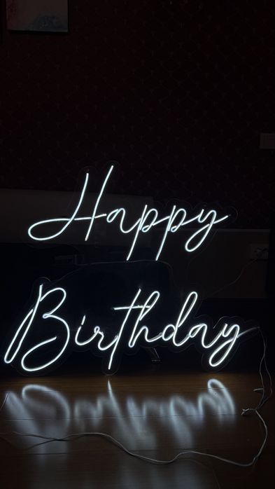 Неоновая вывеска “HAPPY BIRTHDAY”