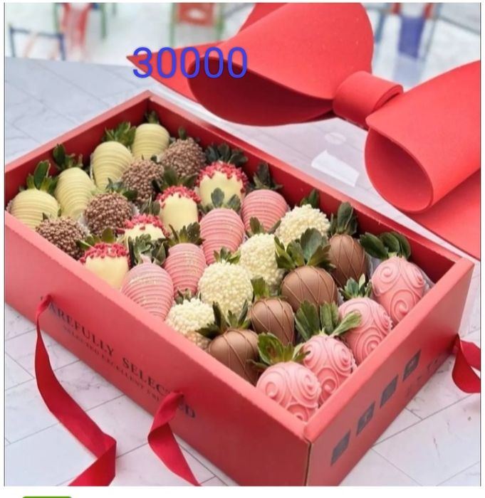 Клубника  в шоколаде, сладкие наборы конфет финики и т. д.