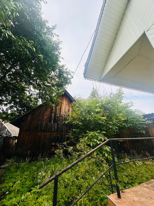 Gospodărie alcătuită din două case individuale, garaj, grajd + anexe