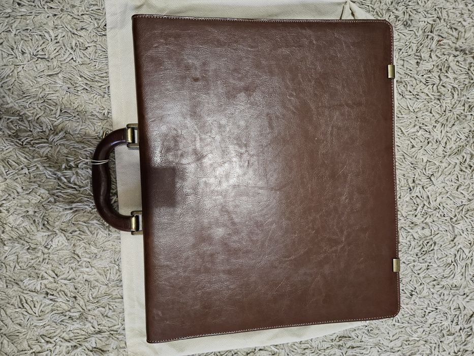 Servieta din piele nouă