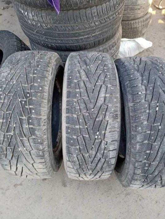 Продам комплект б/у зимних шипованных шин
