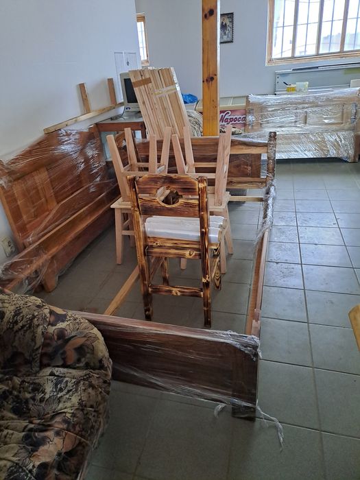 Paturi noptiere comode mese scaune