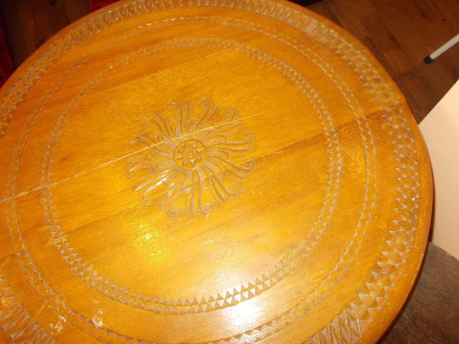 Дървена стара масичка , резбована и столчета