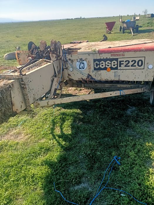 Vând presă de balotat Case F220