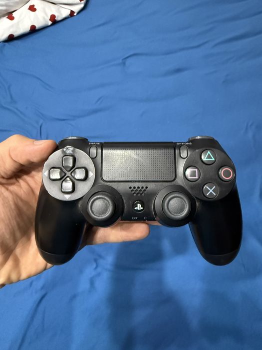 Vand Ps4 slim de 1tb memorie cu 2 manete si 13 jocuri