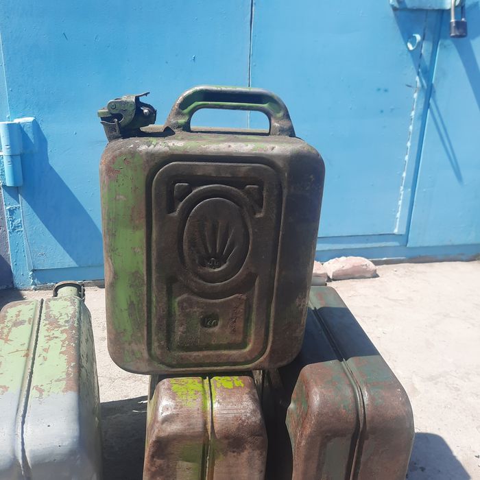 Продам канистры железные