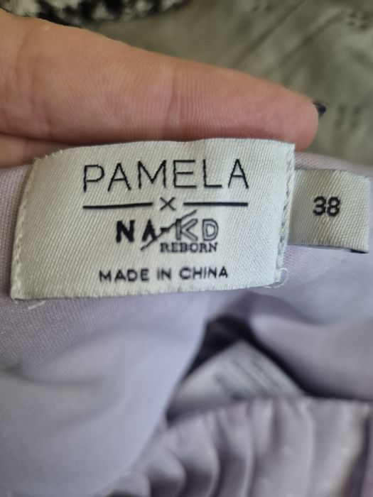 Къса блуза Pamela × NA-KD
