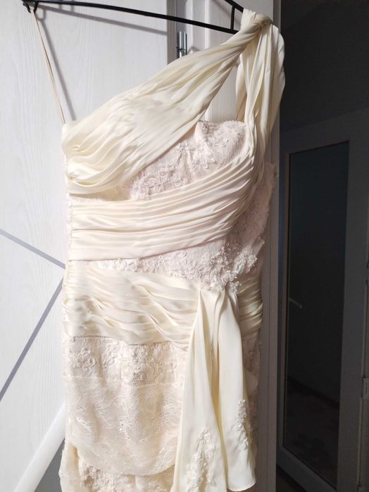 Продават се рокли