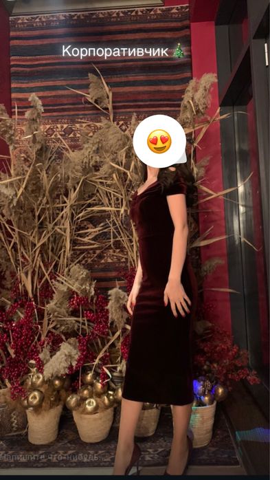 Платье со спущенными плечами и туфли