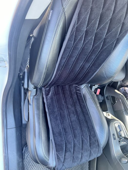 Универсальных чехлы для машины новые .