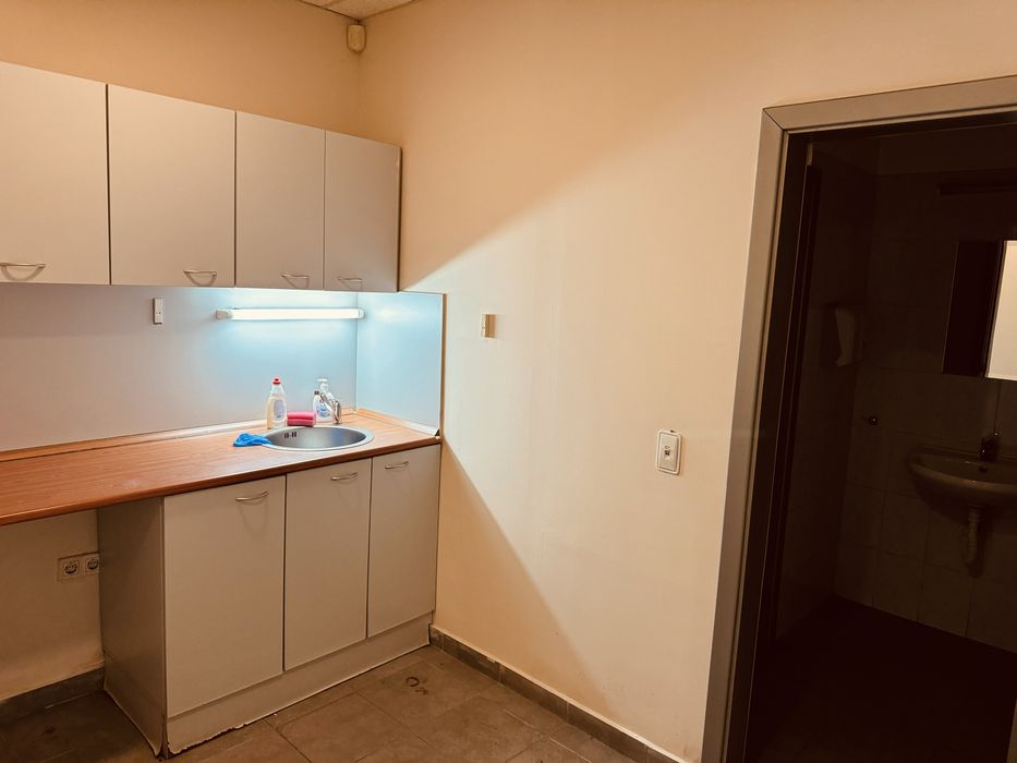 Дава се под наем Магазин в Ихтиман - 150 кв.м за 1000 € - Снимка #6