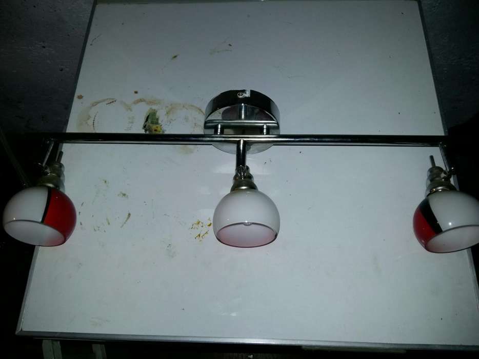 Vand lustra cu becuri halogen.