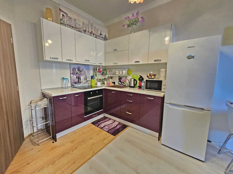 Просторен двустаен апартамент с гледка море, Първа линия