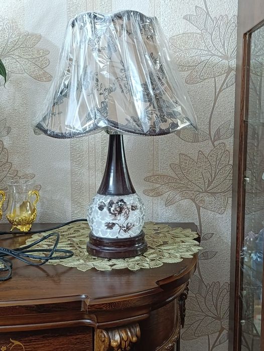 Продам настольную лампу