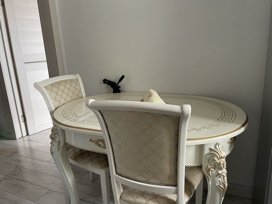 Стол со стульями