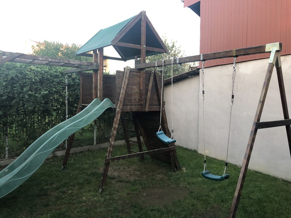 Loc de joaca pt copii din lemn cu topogan si funie de catarare