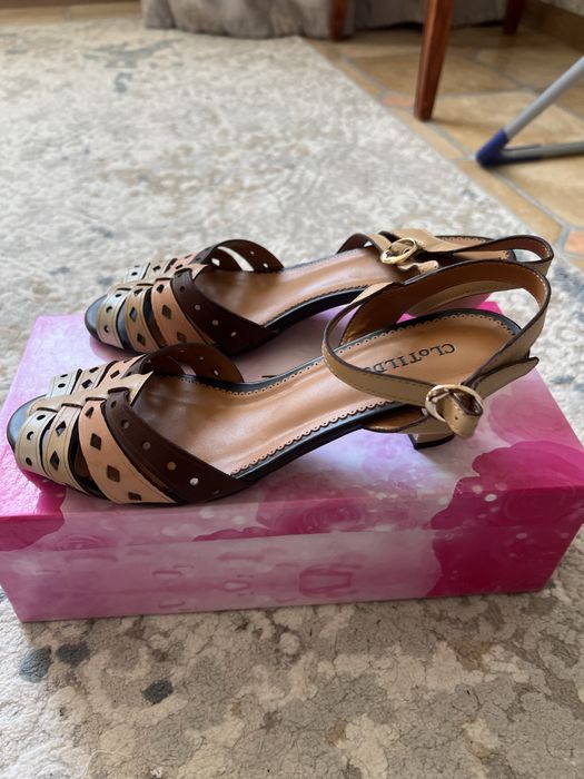 Продам босоножки новые