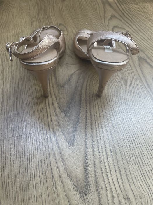 Черни и златисти сандали