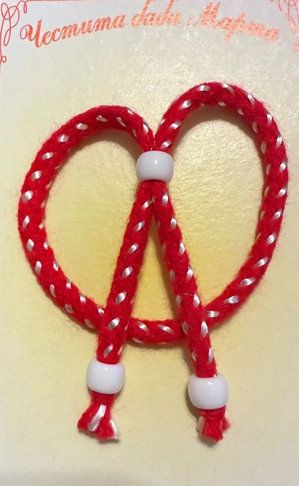 Продавам ръчно изработени мартеници!