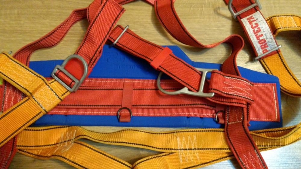 Продавам сбруя за катерене или обезопасяване