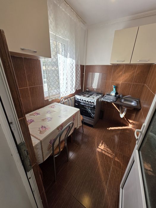 Vând sau închiriez garsonieră zona centrală et.1