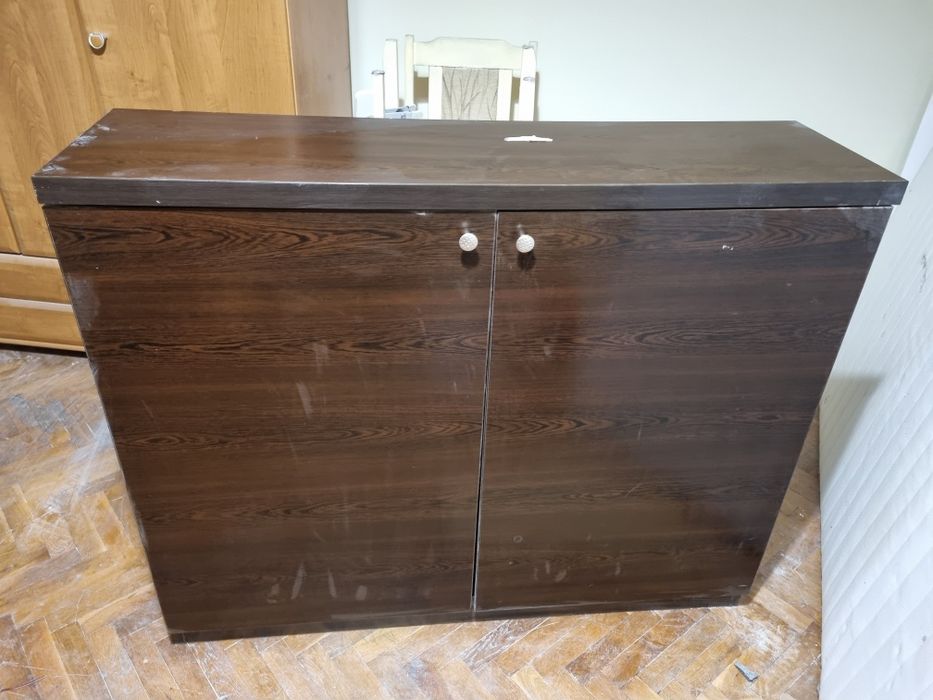 Масивен дървен шкаф