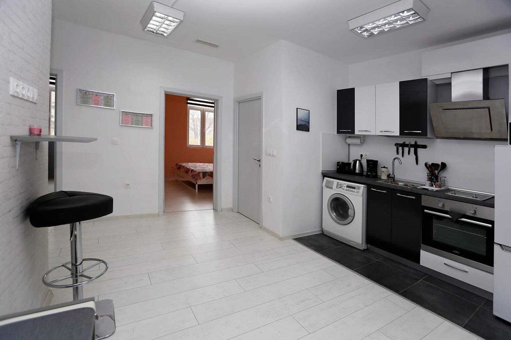 Дава се под наем Тристаен апартамент в Бургас, Възраждане - 120 кв.м за 250 € - Снимка #1