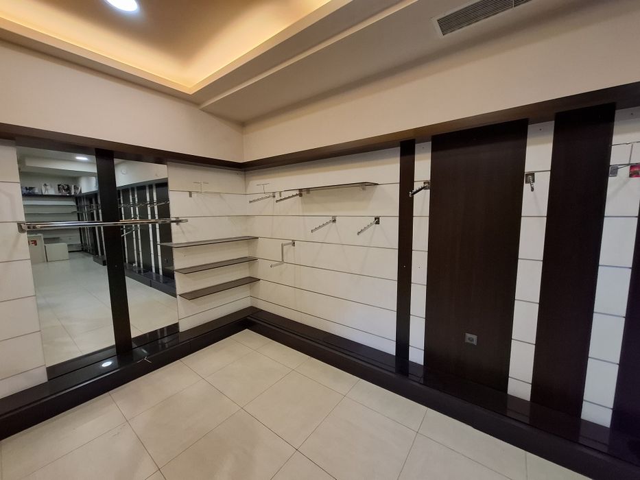 Стелажи, рафтове, магазин за дрехи