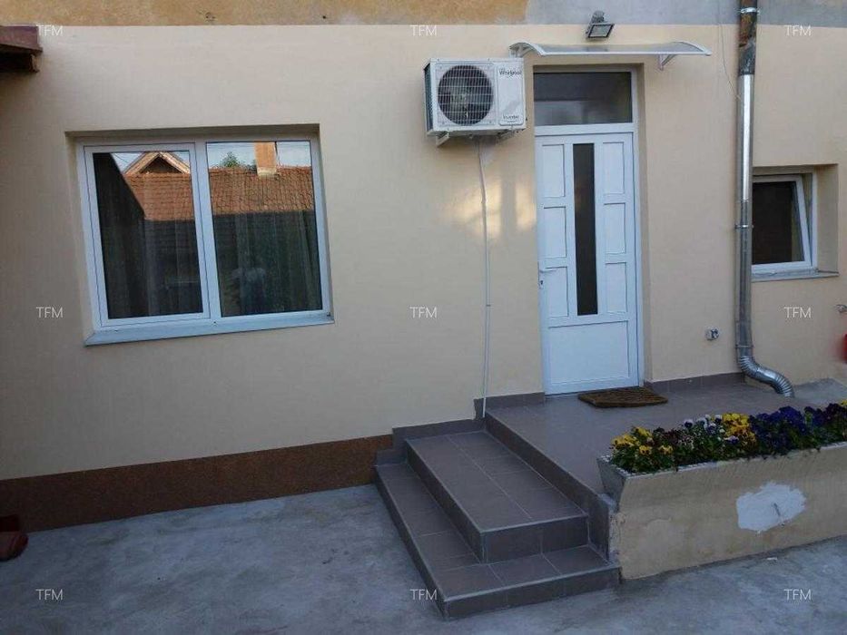 Dau in chirie casa central cu 2 camere bucatarie baie  singur in curte