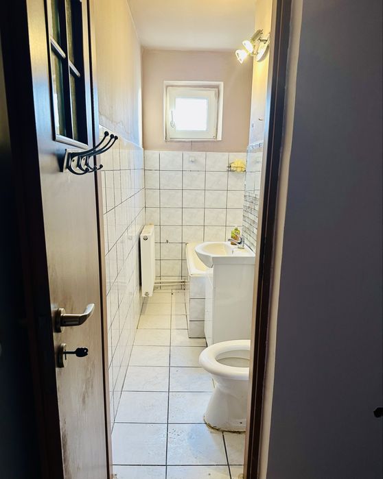 Apartament semidecomandat, etajul 3/4, situat intr o zona foarte linistita, in centrul Salontei. Mai multe detalii in descriere
