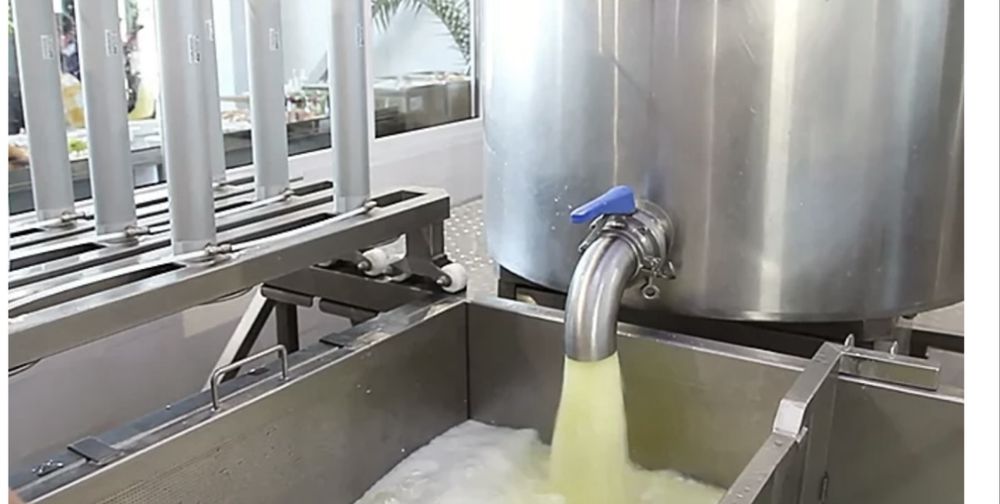 Сыворотка молочная оптом (5 тонн ежедневно ) цена на тонну.