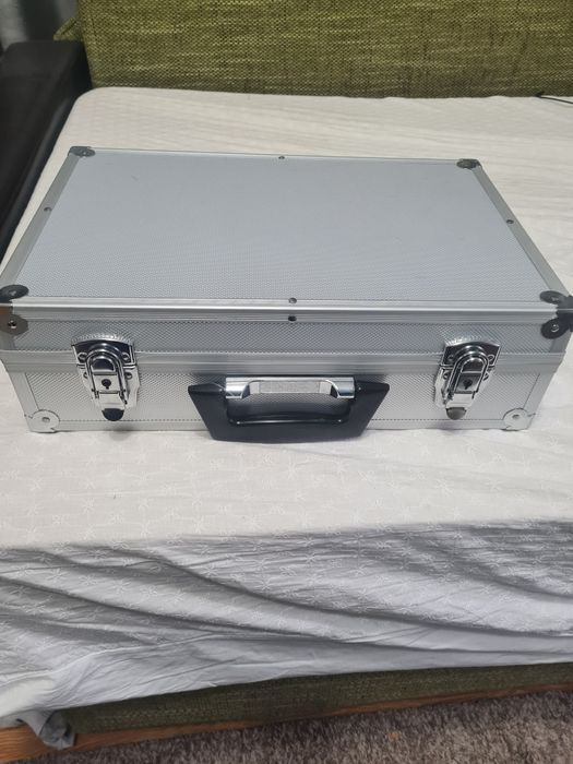 Valiza cu cheii din aluminiu!