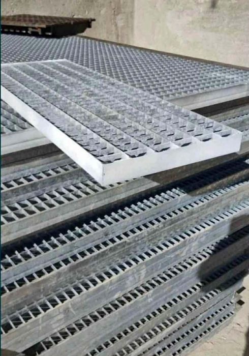 Vindem trepte zincate galvanizate
