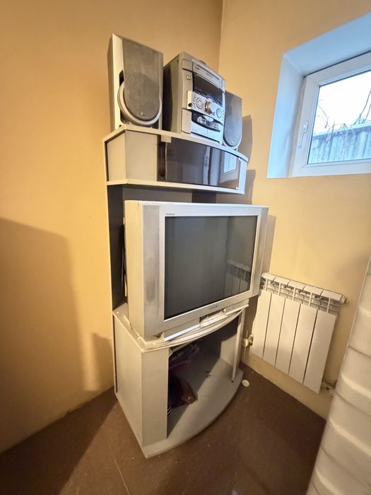 Два старых телевизора и стойка