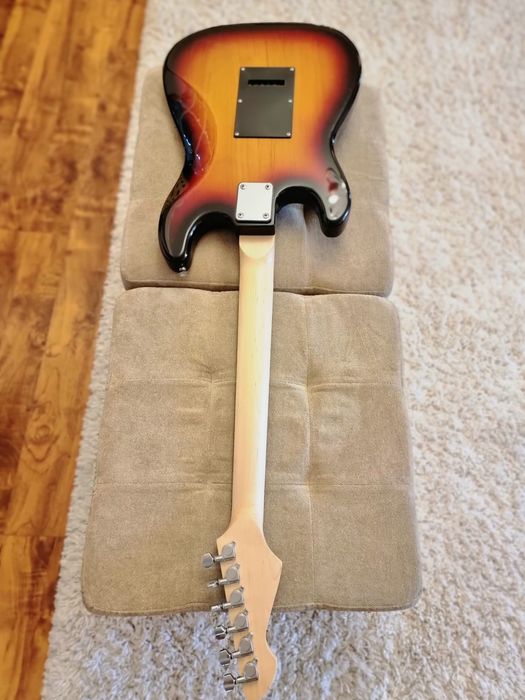 Chitara electrica Stratocaster Custom Shop cu multiple îmbunătățiri