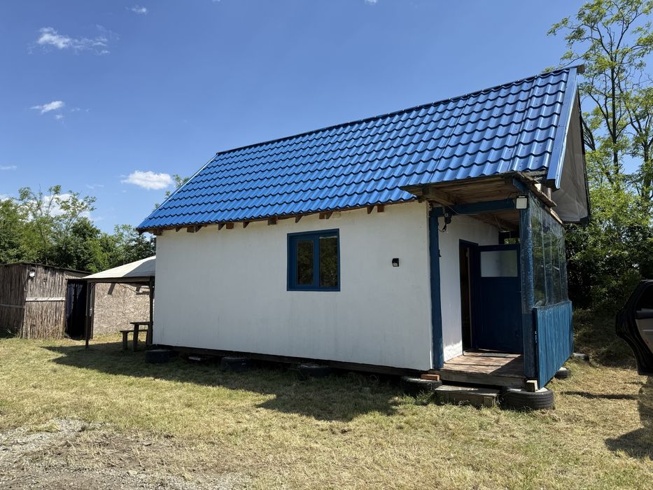 Vand teren cu o casă și o căbănuță