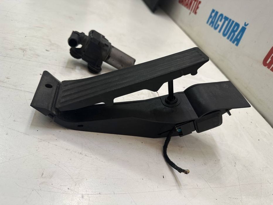 Pedală accelerație pompă apă auxiliara BMW Seria 1 E81 E87