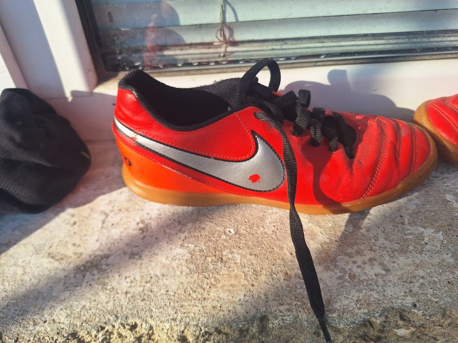 Продавам футболни обувки за зала