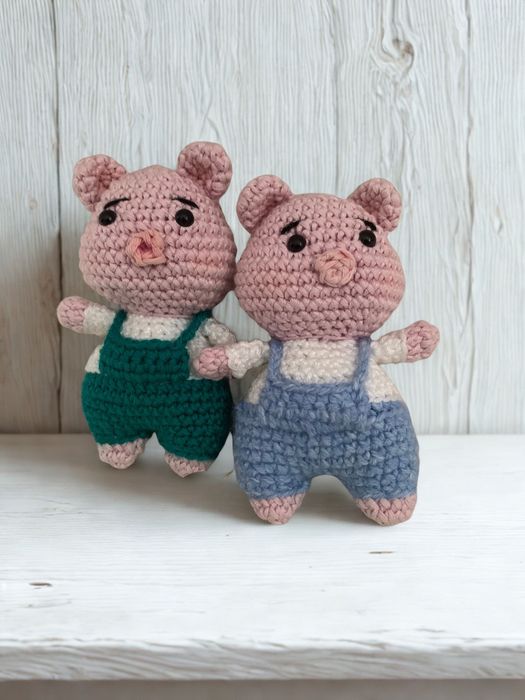 Плетена играчка прасенце с гащеризон