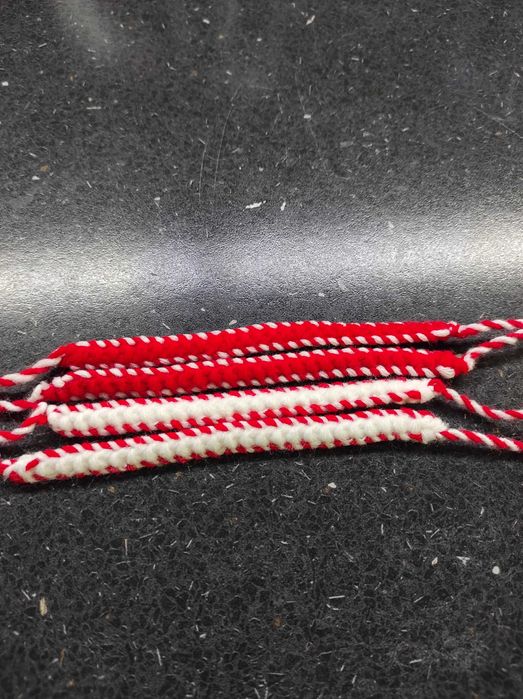 Мартеници ръчно плетени