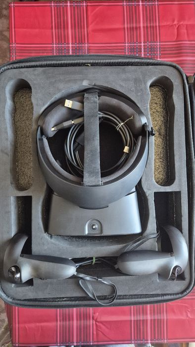 Продавам Oculus Rift S  с 2 оригинални контролера и куфар.